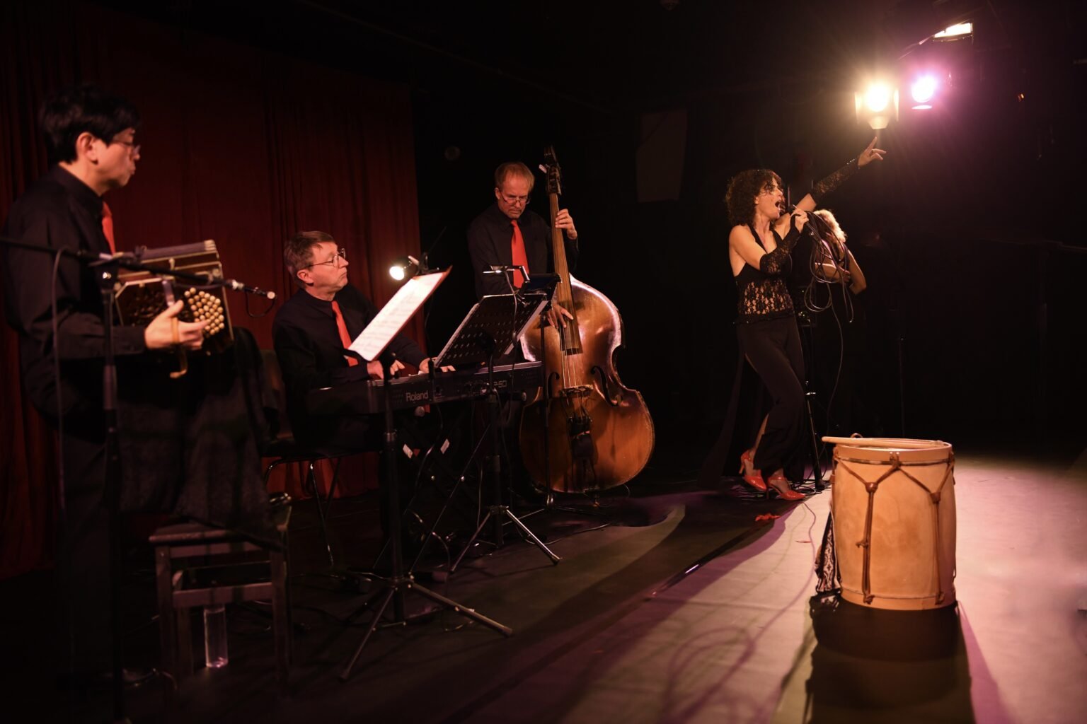 Puro Tango live in der Tangoshow „La Chacarita“: Clementina Culzoni (Gesang), Algy Wu (Bandoneon), Rainer Armbrust (Klavier), Jörg Heß (Kontrabass)
