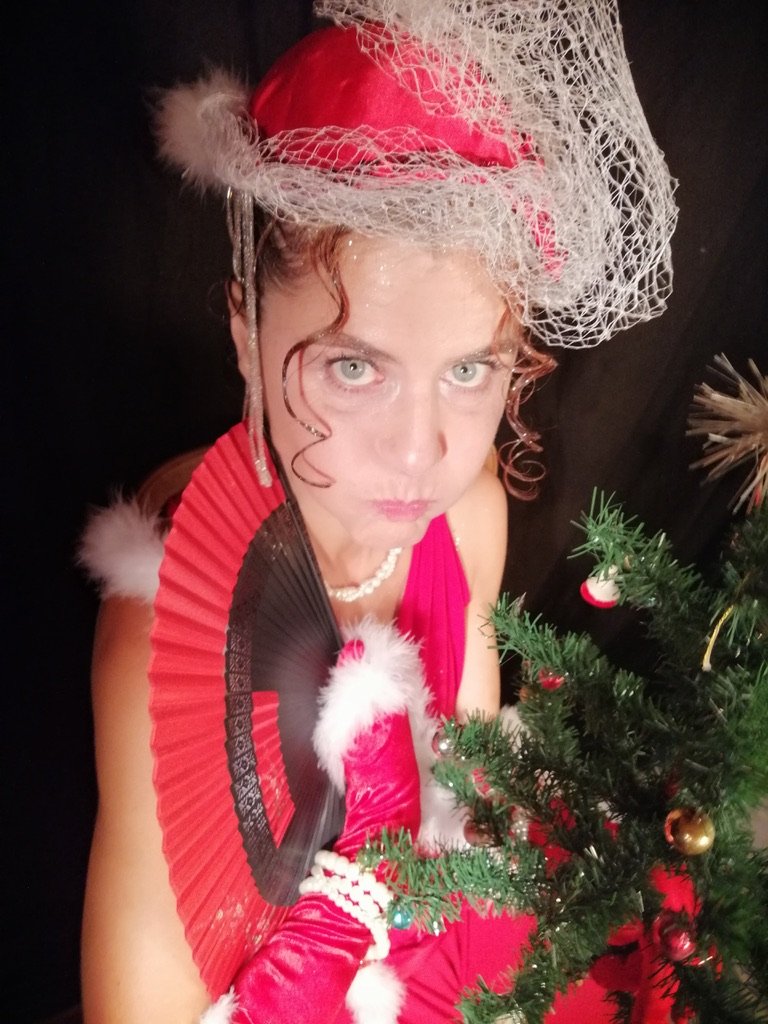 Clementina Culzoni als Weihnachtsfrau – Weihnachtsfeier mit Puro Tango in München