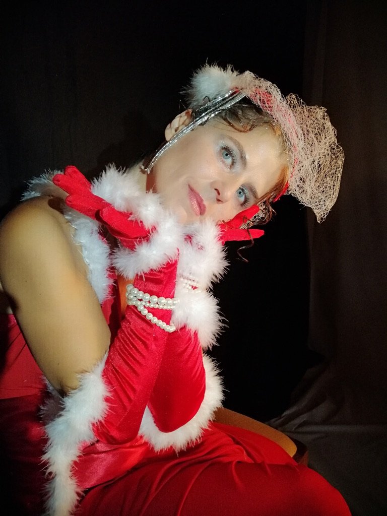Clementina Culzoni als Weihnachtsfrau – Weihnachtsfeier mit Puro Tango in München
