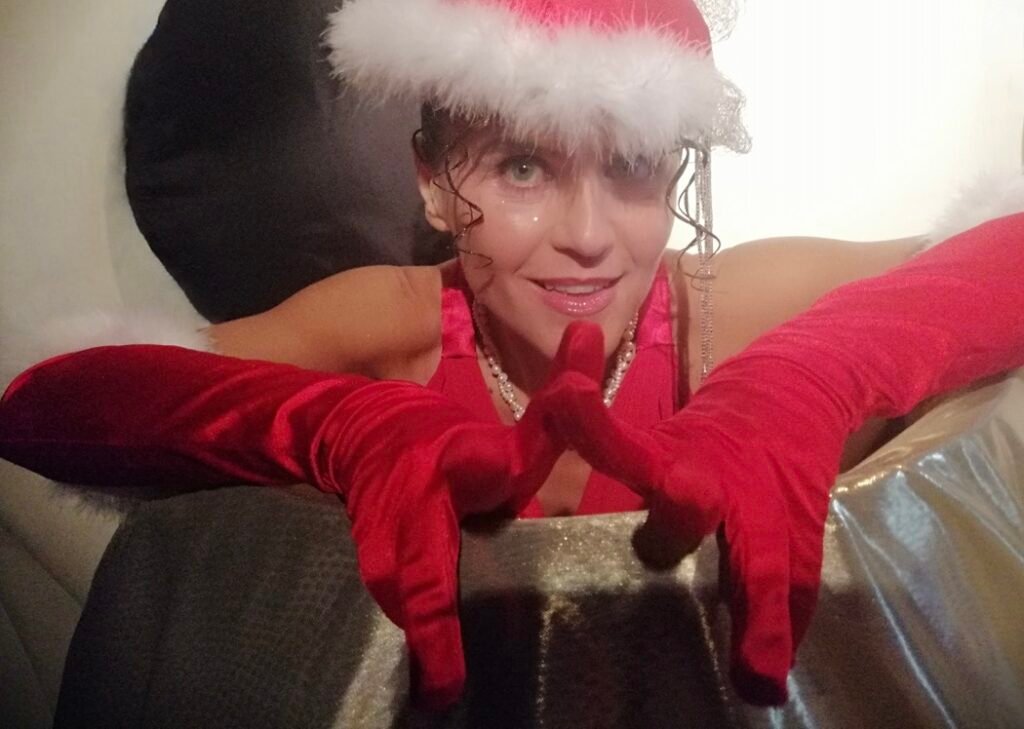 Clementina Culzoni als Weihnachtsfrau – Weihnachtsfeier mit Puro Tango in München